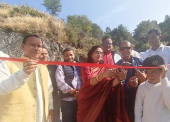 बैकुंठ चतुर्दशी मेला :कैबिनेट मंत्री डॉ धन सिंह, नगर आयुक्त नूपुर वर्मा ने किया राफ्टिंग का उद्घाटन