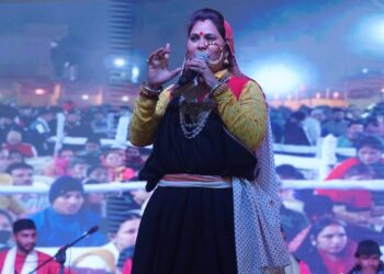 बैकुंठ मेले की अंतिम संध्या में लोक गायिका हेमा नेगी के गीतों पर थिरके लोग