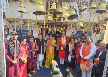 भाजपा प्रत्याशी आशा नौटियाल ने तुंगनाथ बाबा की डोली के किये दर्शन, ग्रामीणों से की मुलाकात