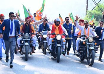 सीएम धामी जब बाइक पर पहुंचे लोगों के बीच