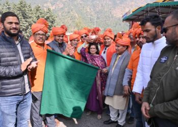 धारी देवी से लाये गये जल से सीएम धामी करेंगे जलाभिषेक, नगर आयुक्त नूपुर वर्मा ने जल कलश को कमलेश्वर मंदिर में रखा, कैबिनेट मंत्री डॉ धन सिंह रावत ने जल कलश यात्रा को दिखाई हरी झंडी