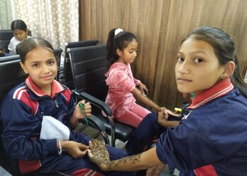 मेहंदी प्रतियोगिता में छात्राओं ने दिखाया हुनर