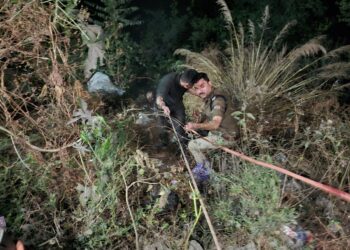 गहरी खाई में गिरे बाइक सवार घायलों के लिए पौड़ी पुलिस बनी संकट मोचन