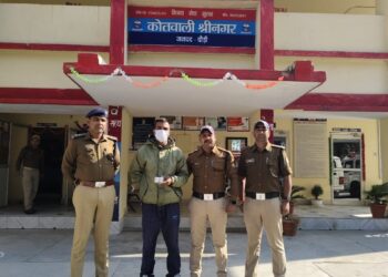 महिला से धोखाधड़ी कर सोने की चेन लेकर फरार होने वाले युवक को पौड़ी पुलिस ने चंद घंटों में धर दबोचा