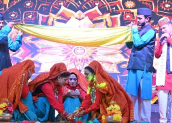 बैकुंठ चतुर्दशी मेला श्रीनगर: साहब सिंह रमोला और आकांक्षा रमोला के सुरों का बिखरा जादू