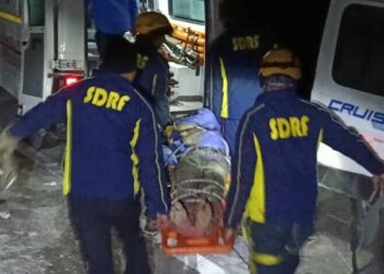 तेल का टैंकर खाई में गिरा, ड्राइवर और क्लीनर घायल