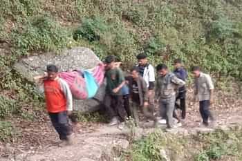 मरीज को डंडे में बांधकर 15 किमी पैदल लाए ग्रामीण, अस्पताल पहुंचाने में लगा चार घंटे से अधिक का समय