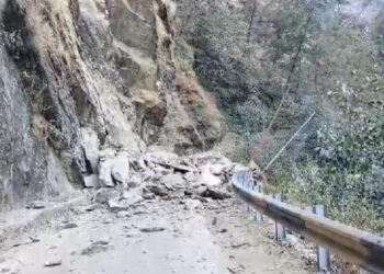 केदारनाथ राजमार्ग पर अचानक टूटी चट्टान