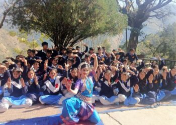 स्पिक मैके संस्था की ओर से स्कूलों में प्रज्ञा घोष ने सिखाये ओड़िसी नृत्य के गुर