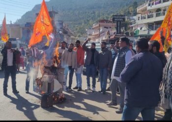 हिंदुओं पर हो रहे अत्याचार के खिलाफ केदारघाटी में उबाल, गुप्तकाशी में हिन्दू संगठनों ने बांग्लादेश यूनुस सरकार का किया पुतला दहन