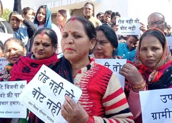 मांगे पूरी ना होने पर उफल्डा के लोगों ने किया सड़क जाम। कीर्तिनगर से श्रीनगर जाने वाली गाड़ियां जाम में फंसी।।