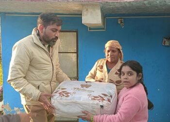 नये साल के आगमन से पूर्व पौड़ी डीएम ने ठंड व शीतलहर के चलते डूंगरी गांव में जरूरतमंदों को कंबल, आर्थिक सहायता और मिष्ठान किया वितरित