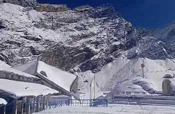 हेमकुंड में जमी छह इंच बर्फ, कड़ाके की ठंड में भी हो रहे निर्माण कार्य