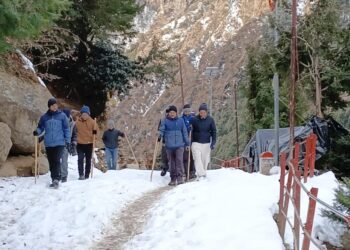 डीएम व एसपी रुद्रप्रयाग ने गौरीकुण्ड से केदारनाथ धाम का पैदल निरीक्षण कर लिया जायजा