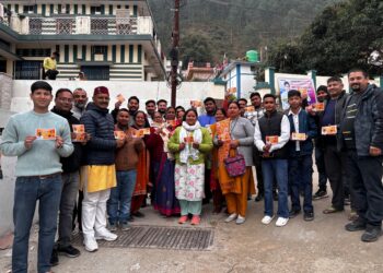 निर्दलीय मैदान में उतरी आरती भंडारी ने स्थानीय लोगों की सुनी समस्याएं