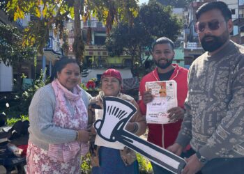 निर्दलीय प्रत्याशी आरती भंडारी ने युवाओं और मातृशक्ति के साथ किया जनसंपर्क