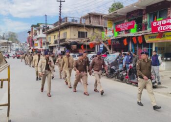 नगर निकाय चुनाव को निष्पक्ष, भयमुक्त और शांतिपूर्ण ढंग से सम्पन्न कराने के लिये पौड़ी पुलिस ने निकाला फ्लैग मार्च
