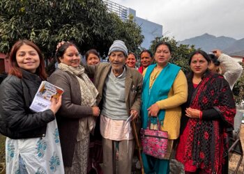 नगर निकाय चुनाव श्रीनगर :निर्दलीय मेयर प्रत्याशी आरती ने जनसंपर्क कर मांगे वोट