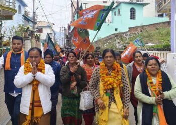 भाजपा ने प्रत्येक वार्ड में जनसंपर्क कर आशा उपाध्याय एवं पार्षदों के लिए मांगे वोट