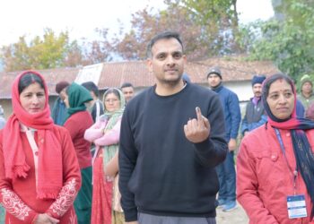 जिला निर्वाचन अधिकारी सौरभ गहरवार ने प्राथमिक विद्यालय खुरड़ में किया अपने मताधिकार का प्रयोग