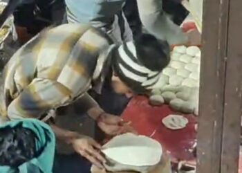 यहाँ थूक लगाकर रोटियां बनाने वाले दो युवकों को पुलिस ने भेजा जेल, पढ़ें पूरी खबर