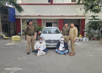 उत्तर प्रदेश के 02 शातिर सोनू और मोनू की जोड़ी को पौड़ी पुलिस ने तमंचों के साथ धर दबोचा,शातिर आरोपी उत्तर प्रदेश पुलिस की वर्दी पहनकर लूटपाट की घटना को देते थे अंजाम