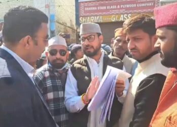 विधानसभा जा रहे मूल निवास भू-कानून समन्वय संघर्ष समिति के संयोजक मोहित डिमरी और उनके साथियों को पुलिस ने रोका