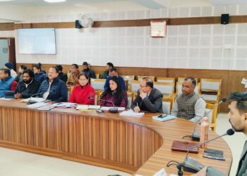 पौड़ी डीएम ने धीमी प्रगति पर तीन अधिकारियों का वेतन रोका