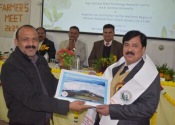 पहाड़ के सौ काश्तकारों के साथ जड़ी बूटी और खेती पर हुई चर्चा