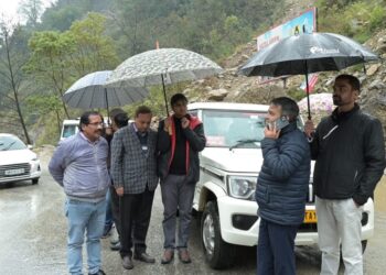 चारधाम यात्रा : अपर सचिव लोनिवि विनीत कुमार ने सिरोहबगड़ से लेकर सोनप्रयाग स्लाइडिंग जोन का किया निरीक्षण