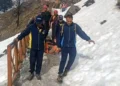 चन्द्रशिला में बर्फ में खेलते समय पर्यटक का पैर फ्रैक्चर, एसडीआरएफ टीम ने चार किमी की चढ़ाई चढ़ने के बाद स्ट्रेचर से किया घायल पर्यटक का रेस्क्यू