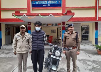 फर्जी नम्बर प्लेट लगी बुलेट को पौड़ी पुलिस ने किया सीज, बुलेट मालिक के विरूद्ध हुआ मुकदमा दर्ज