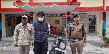 फर्जी नम्बर प्लेट लगी बुलेट को पौड़ी पुलिस ने किया सीज, बुलेट मालिक के विरूद्ध हुआ मुकदमा दर्ज