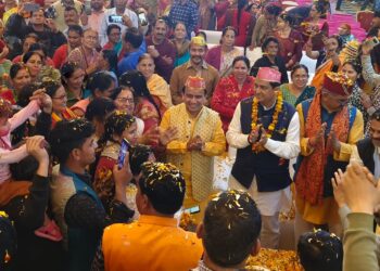 एक कुंतल फूलों से गढ़वाल सांसद अनिल बलूनी और कैबिनेट मंत्री डॉ धन सिंह रावत ने भाजपा कार्यकर्ताओं के साथ खेली श्रीनगर में होली