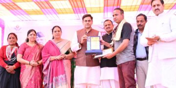 सेवा, सुशासन और विकास के तीन वर्ष पूर्ण होने के अवसर पर जनपद के गुलाबराय मैदान में आयोजित हुआ भव्य कार्यक्रम