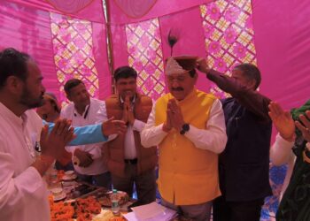 सड़क की मांग पूरी होने पर क्षेत्रीय जनता ने चांदी का मुकुट पहनाकर किया विधायक भरत चौधरी का सम्मान