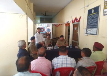 श्रीनगर कोतवाली में व्यापारियों, होटल संचालकों, जनप्रतिनिधियों के साथ हुई बैठक