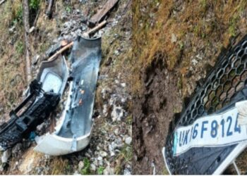 यहां गहरी खाई में गिरी कार, विकासनगर -चकराता तहसील अंतर्गत की घटना