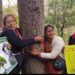 उत्तराखंड में यहां पेड़ों से चिपक गई महिलाएं, सड़कों पर उतरे हजारों पर्यावरण प्रेमी