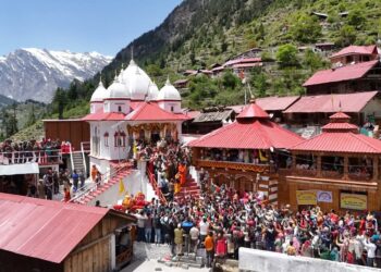 चारधाम यात्रा कल से हो रही शुरु,माँ गंगा की उत्सव डोली मुखवा से हुई रवाना,कल खुलेंगे माँ गंगा के कपाट, हजारों की संख्या में श्रद्धालु रहे मौजूद