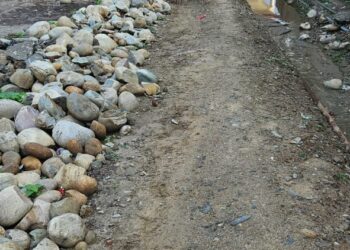 आम्रकुंज -डांग रास्ते को अराजक तत्वों ने किया खुर्दबुर्द