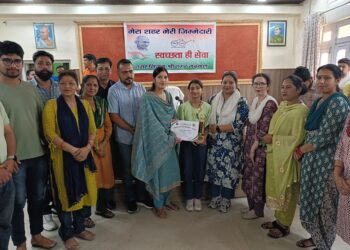 प्लास्टिक मुक्त वार्ड बनाने वाले बच्चों को मेयर ने किया सम्मानित