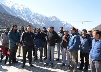 मुख्य सचिव आनन्द बर्द्धन ने केदारनाथ यात्रा व्यवस्थाओं का लिया जायजा, पुनर्निर्माण कार्यों और यात्रियों की सुविधाओं का किया निरीक्षण