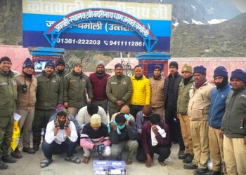 श्री बद्रीनाथ धाम में श्रद्धालुओं व यात्रियों का ध्यान भटका कर टप्पेबाजी की घटनाएं कारित कर सामान चोरी करने वाले कुख्यात अंतर्राजीय “पुष्पा गैंग” के 08 सदस्यों को चमोली पुलिस ने किया गिरफ्तार