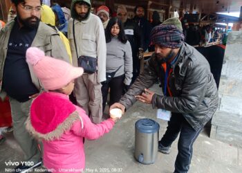 केदारनाथ धाम में तीर्थ यात्रियों को मिल रही राहत, आस्था पथ पर सुलभ कर्मियों की विशेष सेवा,दर्शन करने हेतु पंक्ति में खड़े श्रद्धालुओं को गर्म पानी पिला रहे सुलभ कर्मी