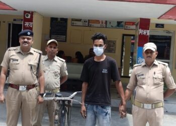 साईकिल के साथ श्रीनगर पुलिस ने चोर को किया गिरफ्तार