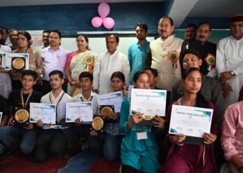 कैबिनेट मंत्री डॉ. धन सिंह रावत ने आधुनिक पुस्तकालय का किया लोकार्पण, रुद्रप्रयाग के 42 टॉपर्स छात्र- छात्राओं को किया सम्मानित