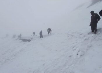 खराब मौसम और बर्फबारी के बीच हेमकुंड साहिब मार्ग को खोलने में डटे भारतीय सेना के जवान,25 मई को श्रद्धालुओं के लिए खुलेंगे सिखों के पवित्र धाम श्री हेमकुंड साहिब के कपाट