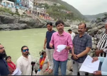 मूल निवास भू कानून संघर्ष समिति ने स्थायी निवास की प्रतियां भागीरथी नदी में बहाई