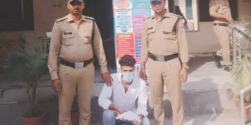 फ्लाईओवर के नीचे फायर करने वाले को लोगों ने दबोचा,तमंचे सहित पुलिस को सौंपा